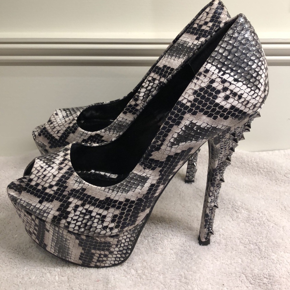 Women’s Shoedazzle brand shoes - size 8.5